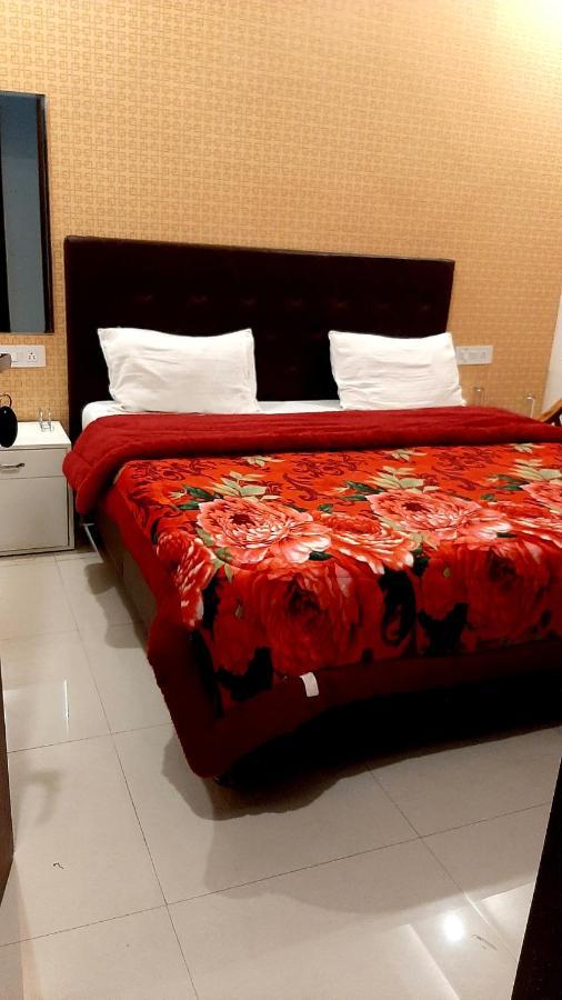 Hotel Hollywood Zirakpur Kültér fotó