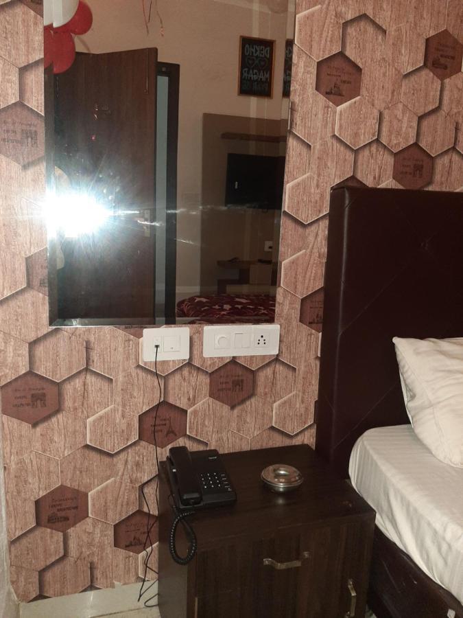 Hotel Hollywood Zirakpur Kültér fotó
