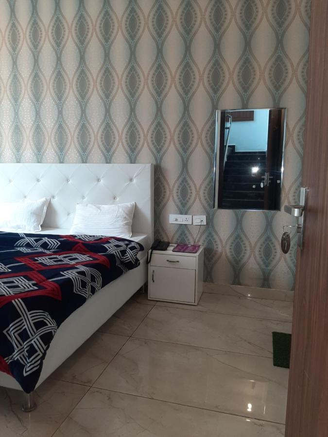 Hotel Hollywood Zirakpur Kültér fotó