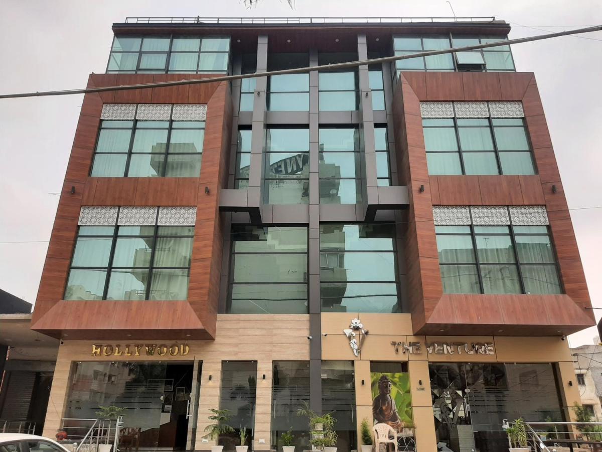Hotel Hollywood Zirakpur Kültér fotó