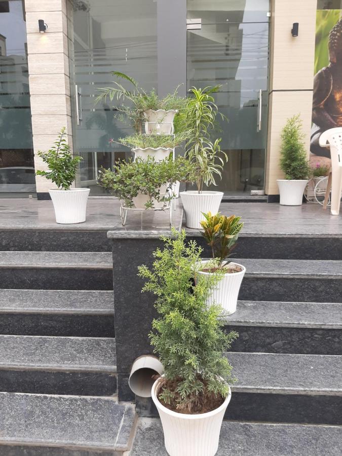 Hotel Hollywood Zirakpur Kültér fotó