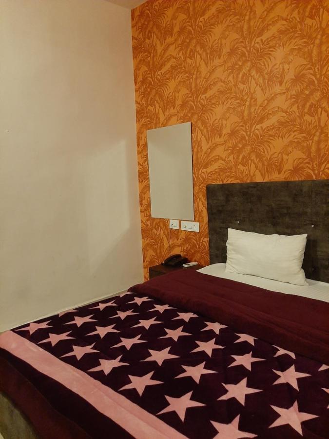 Hotel Hollywood Zirakpur Kültér fotó
