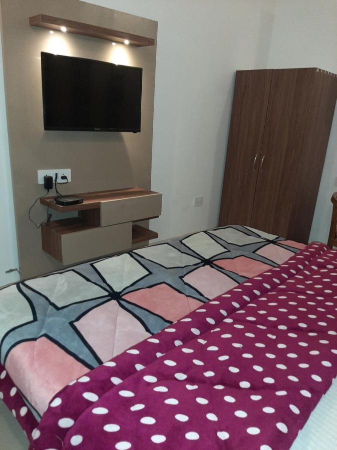 Hotel Hollywood Zirakpur Kültér fotó
