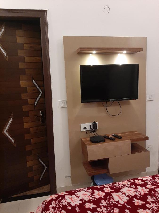 Hotel Hollywood Zirakpur Kültér fotó