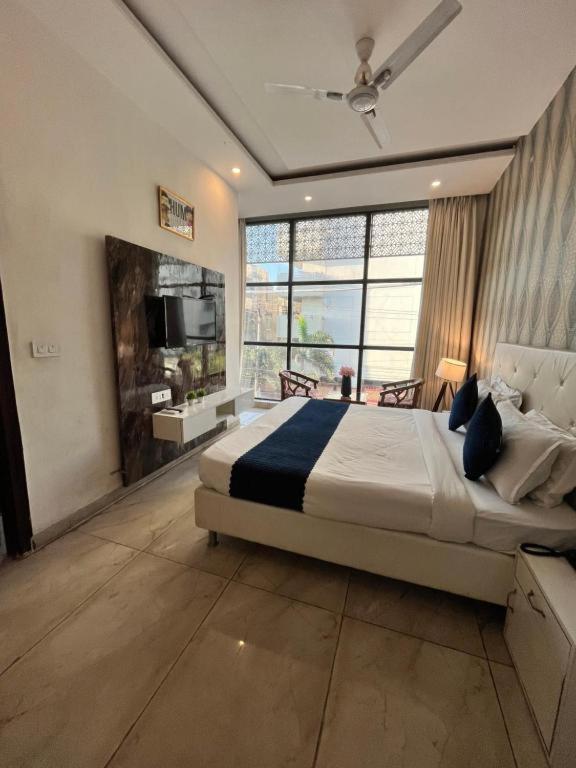 Hotel Hollywood Zirakpur Kültér fotó