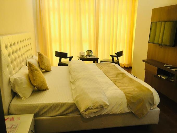 Hotel Hollywood Zirakpur Kültér fotó