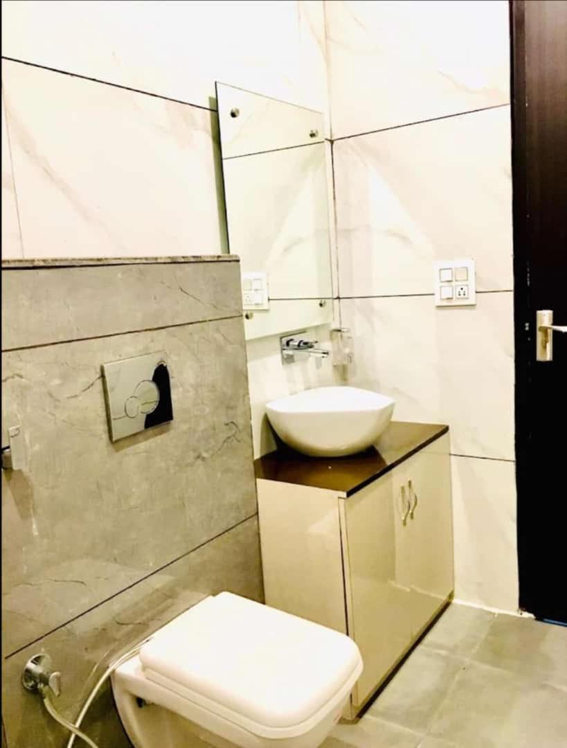 Hotel Hollywood Zirakpur Kültér fotó